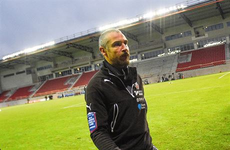 Henrik Larsson opoutí hit po konfliktu s maskovanými fanouky.