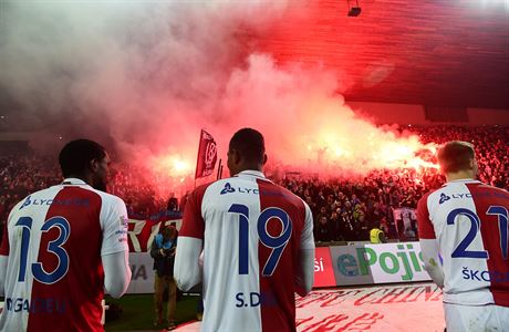 Radost slvistickch fanouk po vtzstv jejich tmu na Mladou Boleslav.