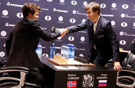 Magnus Carlsen (vlevo) a Sergej Karjakin