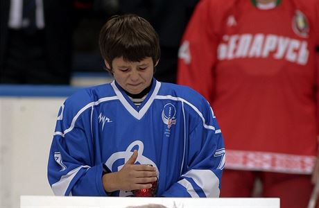 Malý hokejista Jaroslavle bhem tryzny za zesnulé hráe seniorského týmu.