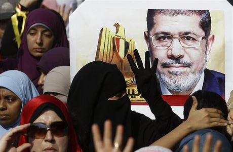 Soud s Mursím doprovázely demonstrace stoupenc Muslimského bratrstva.
