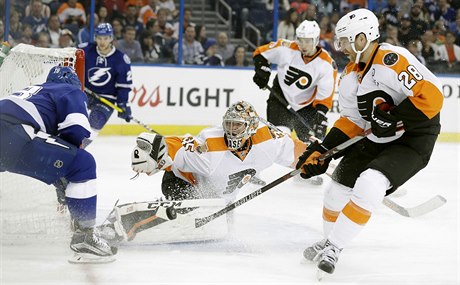 Gólman Philadelphia Flyers Steve Mason (35) zasahuje proti stele levého kídla...