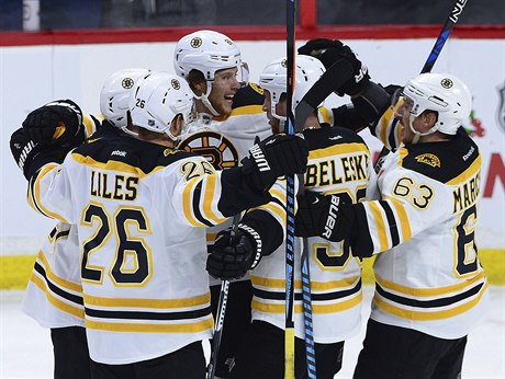 David Pastrák (Bostron Bruins) oslavuje svj gól se spoluhrái v zápase proti...
