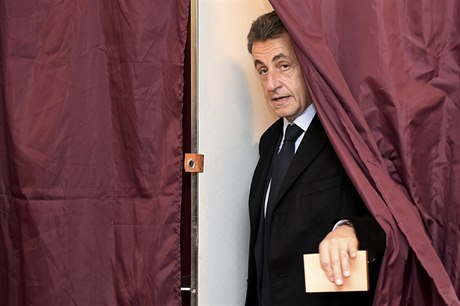 Bývalý francouzský prezident Nicolas Sarkozy bhem prvního kola pravicových...