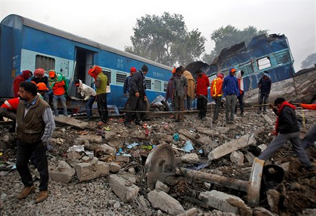 Vykolejení vlaku v Indii si vyádalo pes 100 obtí.