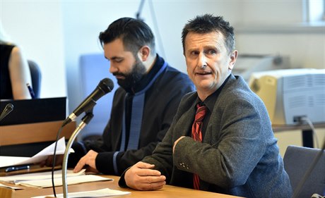 Pavel Sousedík (vpravo) podle obaloby na Zlínsku vdom íil HIV.