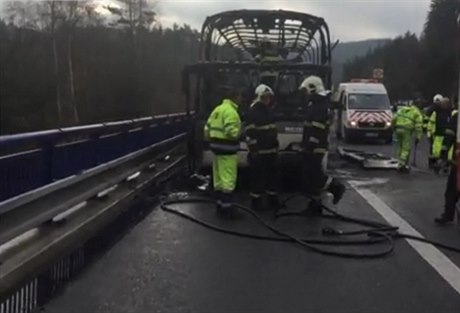 Zásah hasi u poáru autobusu na D1.