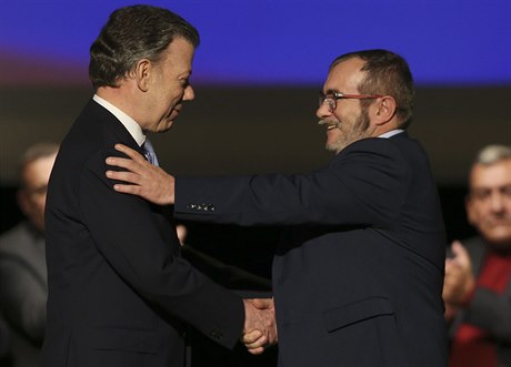 Prezident Kolumbie a vdce FARC po podpisu mírové smlouvy