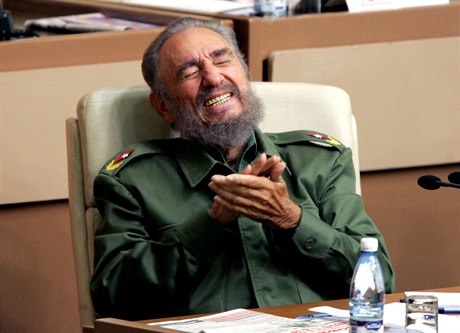 Fidel Castro bhem zasedání kubánského parlamentu.