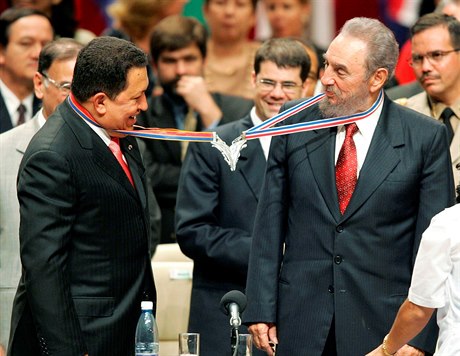 Venezuelský prezident spolu s Fidelem Castrem v divadle Karla Marxe.
