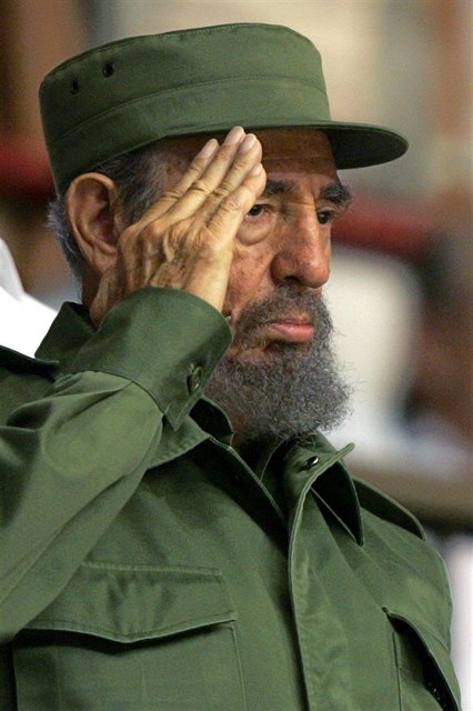 Fidel Castro salutuje.