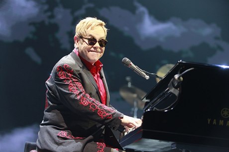 Elton John pilákal do 02 areny 13 tisíc fanouk.