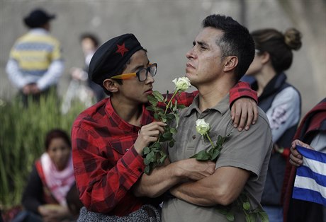 Kubánci drží na počest mrtvého Castra bílé růže.