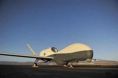 Bezpilotní zařízení Global Hawk, které patří k největším dronům na světě.