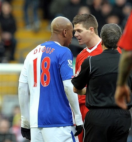 Steven Gerrard (vpravo) v rozhovoru s bývalým spoluhráem El-Hadji Dioufem.