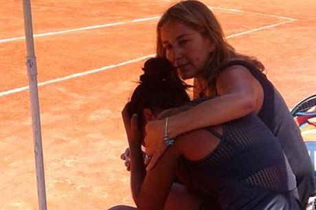 Trenérka se sna�í uklidnit bre�ící chilskou tenistku.