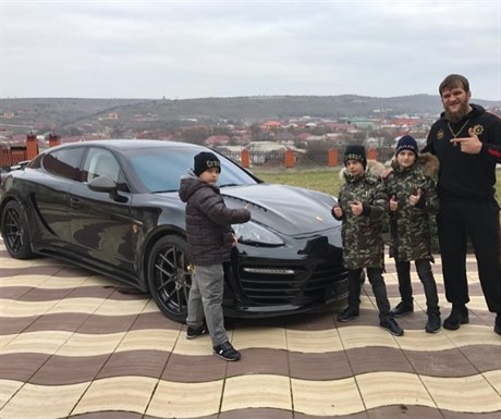 Abdul Edilov s Ahmadem, Elim a Adamem Kadyrovými.