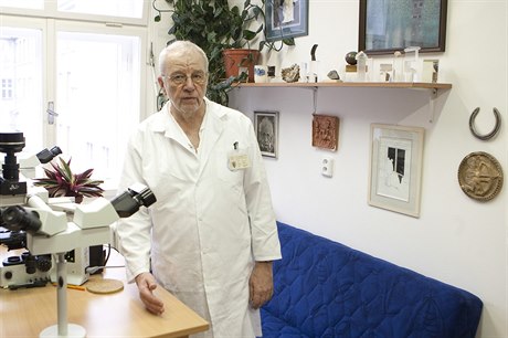 Mikroskop s několika okuláry slouží pro konzultace, říká primář František...