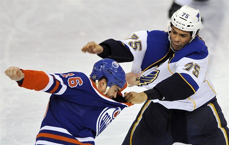 Bitka hokejisty Edmontonu Oilers Darcyho Hordichuka a Ryana Reavese ze St....