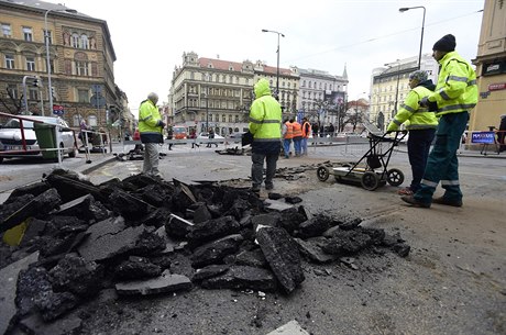 Havárie vodovodu v Sokolské ulici v Praze.