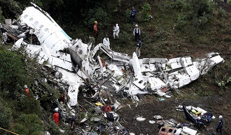 Záchranáři prohledávají zřícený letoun, na jehož palubě cestoval brazilský...