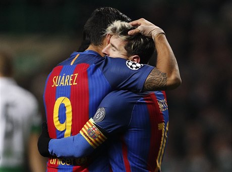 Messi pijímá gratulaci od Luise Suáreze.