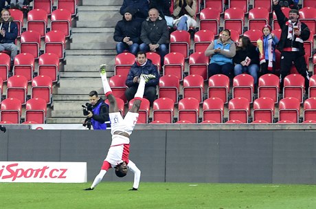 Michael Ngadeu ze Slavie se raduje z gólu.