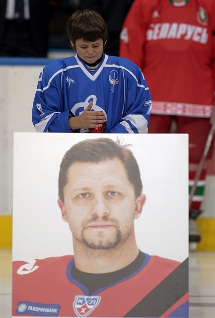 Malý hokejista Jaroslavle během tryzny za zesnulé hráče seniorského týmu.