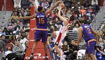 Hr tmu Phoenix Suns, Alan Williams, blokuje Tome Satoranskho v dresu...