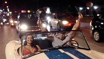 Kubánci v USA slaví úmrtí Fidela Castra.
