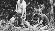 Dave Reichert (vpravo) při exhumaci jedné oběti.