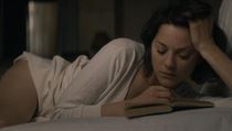 Riskantní účinky četby. Gabrielle (Marion Cotillard) prožívá muka neopětované...
