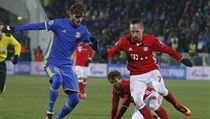Alexandr Erokhin z Rostova v souboji s Franckem Ribérym z Bayernu.