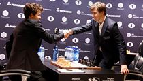 Magnus Carlsen (vlevo) a Sergej Karjakin