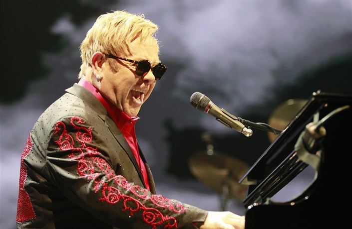 Žádné Drogy Ani Sex Elton John Si Stěžuje Na Ruskou Cenzuru životopisného Filmu Kultura