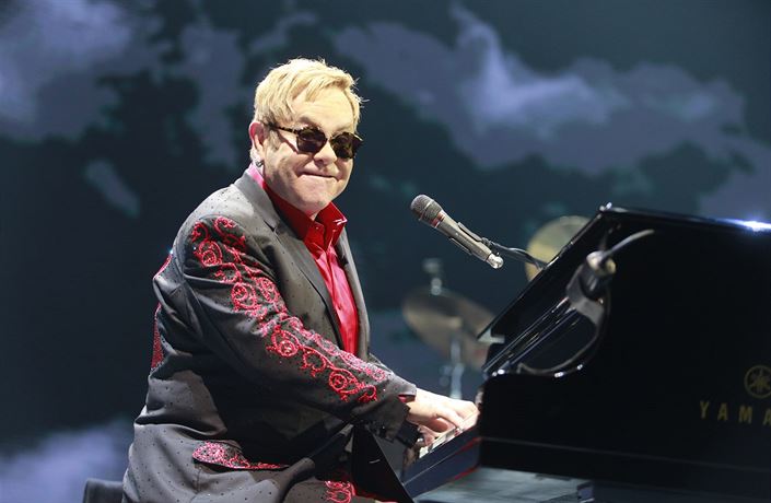 Elton John pilákal do 02 areny 13 tisíc fanouk.