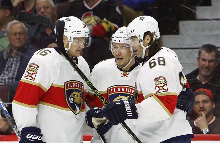 Jaromír Jágr slaví gól se svými finskými spoluhrá�i z jednoho útoku...