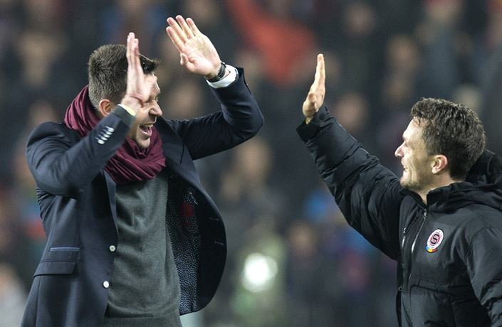 David Holoubek slaví postup s Davidem Lafatou.