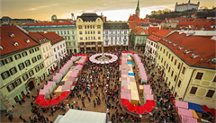 Lokše a voňavý svařák. Bratislavské vánoční trhy už zdobí rozsvícený strom
