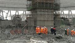 Při stavbě elektrárny v Číně zahynulo 74 lidí, zřítilo se lešení