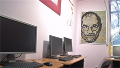 Portrét Steva Jobse je vytvořen z počítačových kláves.