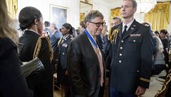 Miliardá Bill Gates odchází z ceremonie ve Východním pokoji Bílého domu. Od...