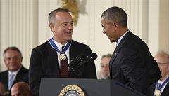 Herec Tom Hanks dkuje prezidentovi Barracku Obamovi za udlení Medaile svobody.
