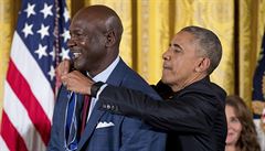 Prezident Barrack Obama pedává Mediali svobody bývalé hvzd NBA Michaelu...