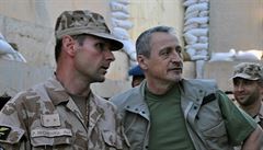 Stropnický navštívil české vojáky v Iráku na základně Balád