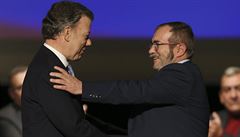 Prezident Kolumbie a vdce FARC po podpisu mírové smlouvy