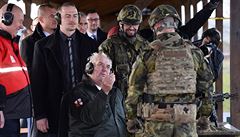 Prezident Zeman ukazuje vojákm patronu.