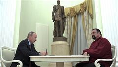 Vladimir Putin předává Stevenu Seagalovi ruský pas. | na serveru Lidovky.cz | aktuální zprávy