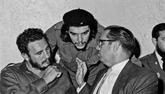 Fidel Castro na archivním snímku spolu s revolucionáem Che Guevarou a...