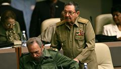 Fidel Castro spolu se svým bratrem Raúlem v roce 2004